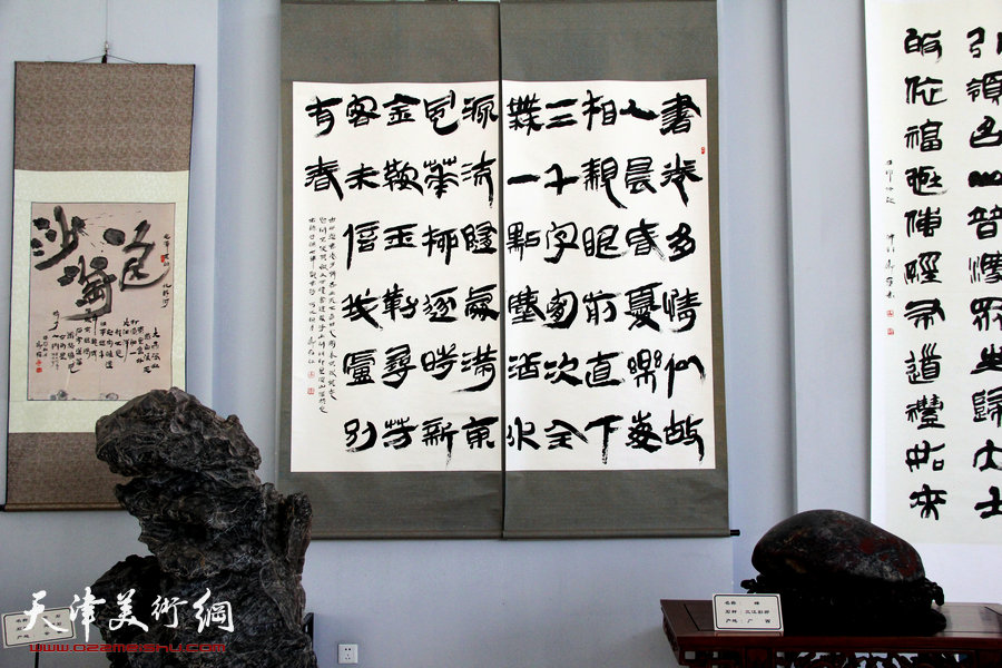 《谢雍八十书法回顾展》26在塘沽博物馆开幕。图为对景双联于谦《七律·观书诗》