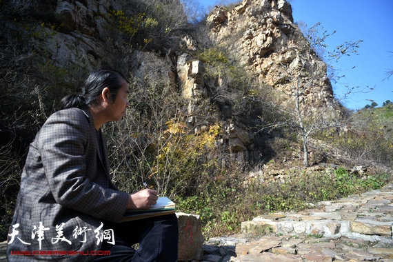 著名画家王东风在天津市蓟县石龙峡风景名胜区写生