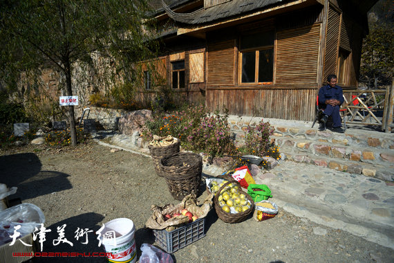 石龙峡的山货摊点