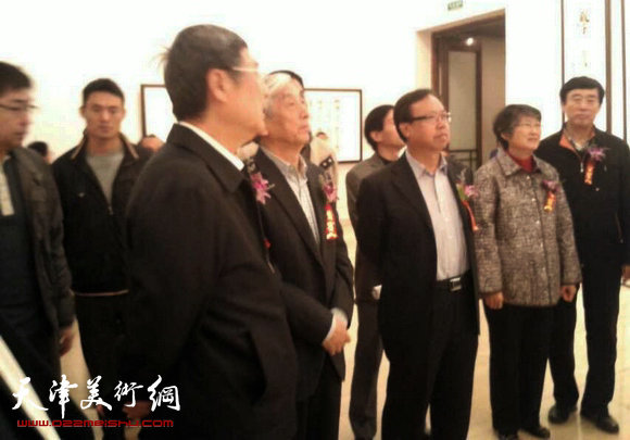 孙伯翔书法艺术展11月1日在中国美术馆开幕,图为中国书协主席张海、央视书画频道董事局主席王平等观看展览。