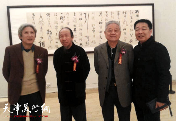 孙伯翔书法艺术展11月1日在中国美术馆开幕，图为书法家刘恒、篆刻家石开、中国书协副主席胡抗美、篆刻家刘洪洋在书展现场。