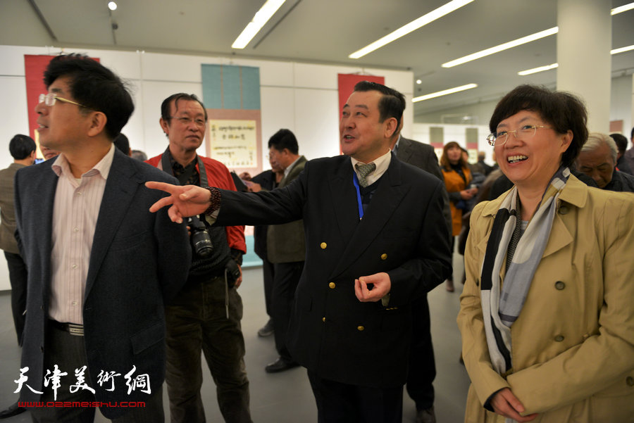 王冠峰百种书法作品展11月1日在天津美术馆开幕，图为王冠峰陪同嘉宾观看书展。