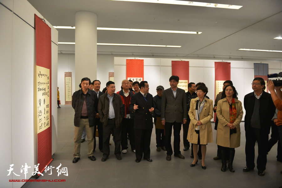 王冠峰百种书法作品展11月1日在天津美术馆开幕，图为王冠峰陪同嘉宾观看书展。