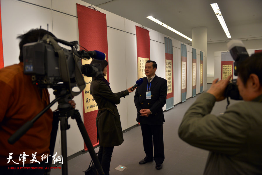 王冠峰百种书法作品展11月1日在天津美术馆开幕，图为王冠峰在书展现场接受媒体采访。