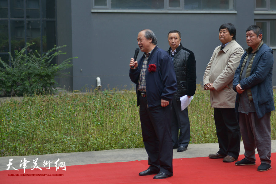 “全国第六届钢笔画展”11月1日在天津财经大学艺术馆开幕，图为王书平致辞。