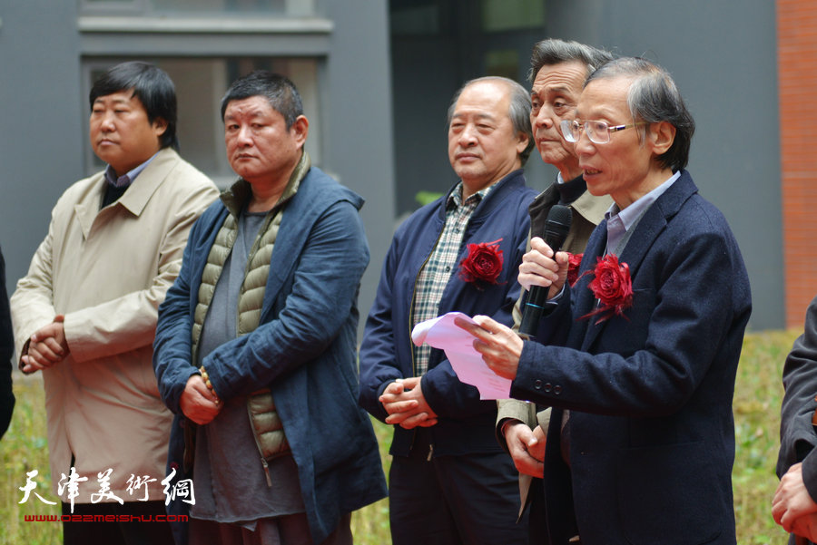 “全国第六届钢笔画展”11月1日在天津财经大学艺术馆开幕，图为李渝基致辞。