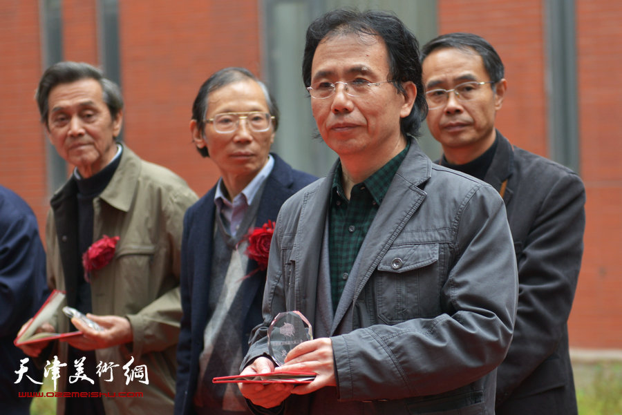 “全国第六届钢笔画展”11月1日在天津财经大学艺术馆开幕，图为向荣获金奖的画家庞恩昌颁奖。