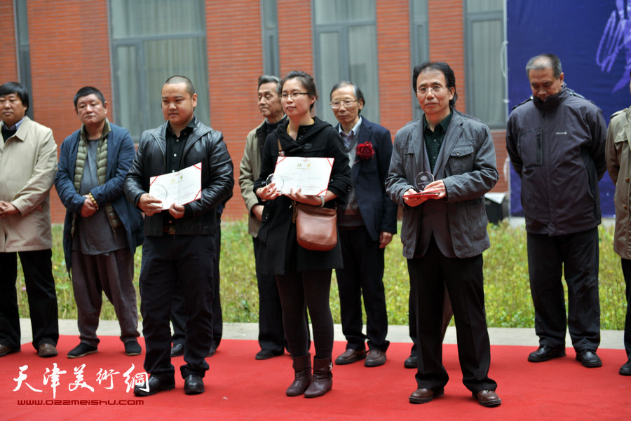 “全国第六届钢笔画展”11月1日在天津财经大学艺术馆开幕，图为荣获金奖的画家领奖。