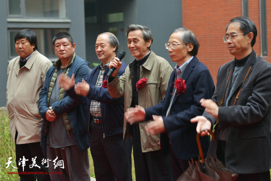 “全国第六届钢笔画展”11月1日在天津财经大学艺术馆开幕，图为天津美协主席曹德兆宣布画展开幕。