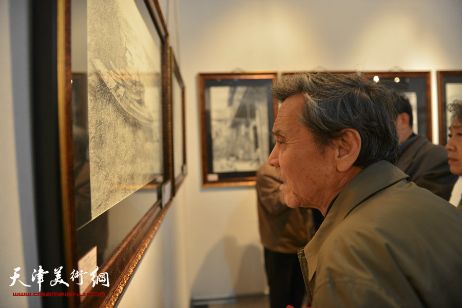 “全国第六届钢笔画展”11月1日在天津财经大学艺术馆开幕，图为天津美协主席曹德兆在观看画展。