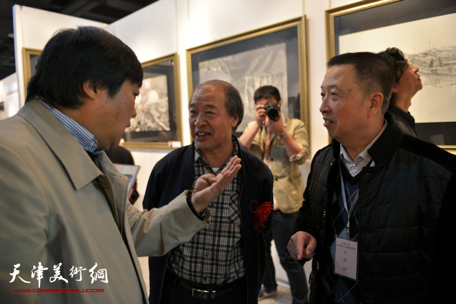 “全国第六届钢笔画展”11月1日在天津财经大学艺术馆开幕，图为天津美协主席曹德兆在画展现场与赵军、彭军交流。