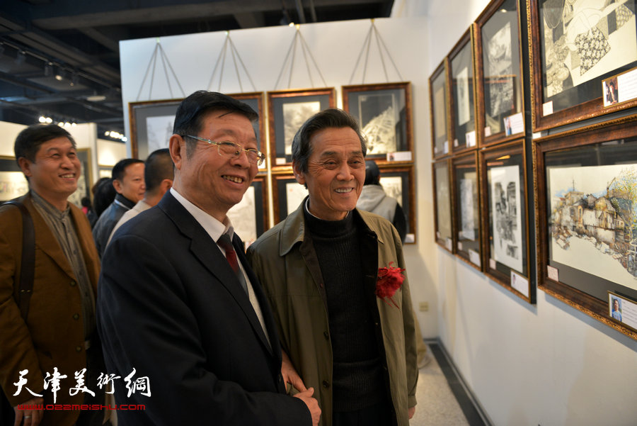 “全国第六届钢笔画展”11月1日在天津财经大学艺术馆开幕，图为天津美协主席曹德兆与天津抗衰老协会会长王鸿林在画展现场。