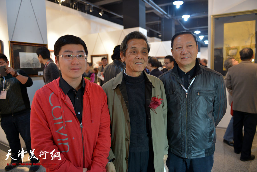 “全国第六届钢笔画展”11月1日在天津财经大学艺术馆开幕，图为天津美协主席曹德兆与徐铸、路子正在画展现场。