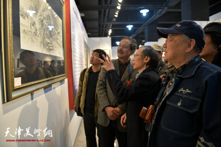 “全国第六届钢笔画展”11月1日在天津财经大学艺术馆开幕，图为中国钢笔画联盟主席李渝基与观众画展现场。