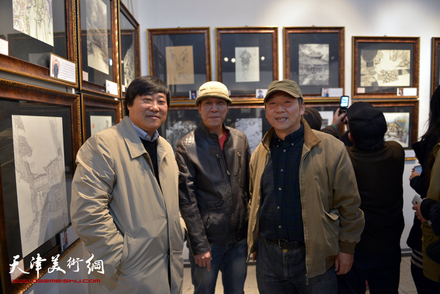 “全国第六届钢笔画展”11月1日在天津财经大学艺术馆开幕，图为彭军、尚金凯、陈学文在画展现场。