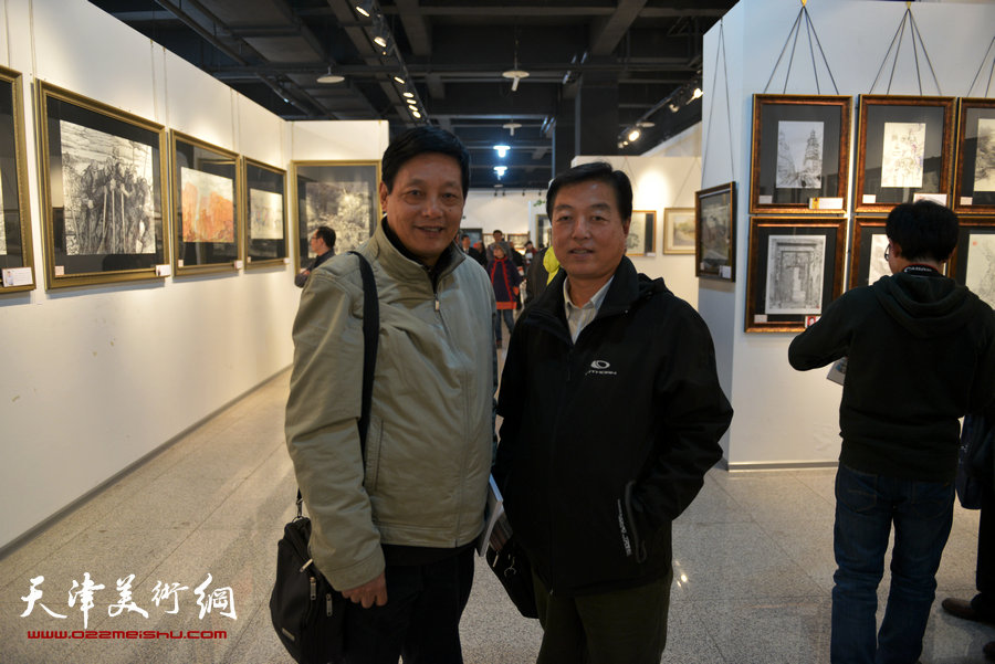 “全国第六届钢笔画展”11月1日在天津财经大学艺术馆开幕，图为杨建国、孟宪义在画展现场。