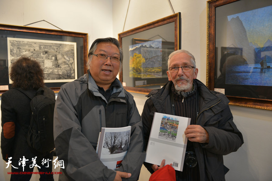“全国第六届钢笔画展”11月1日在天津财经大学艺术馆开幕，图为石增琇与法国友人万桑·弗朗索瓦在画展现场。