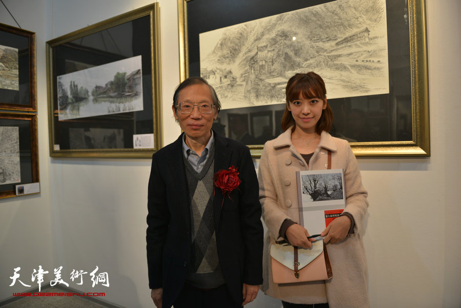 “全国第六届钢笔画展”11月1日在天津财经大学艺术馆开幕，图为中国钢笔画联盟主席李渝基与观众在画展现场。