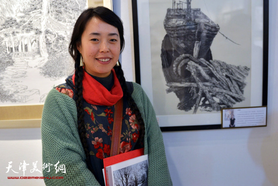“全国第六届钢笔画展”11月1日在天津财经大学艺术馆开幕，图为天津女画家柳绪蕊在她的展出作品前。