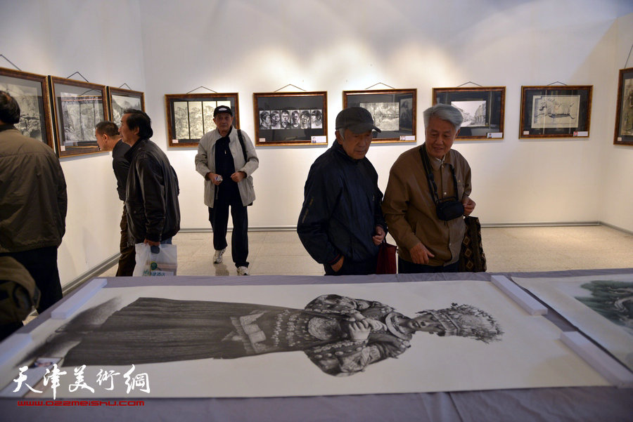 “全国第六届钢笔画展”11月1日在天津财经大学艺术馆开幕，图为画展现场。
