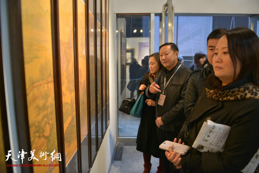 “全国第六届钢笔画展”11月1日在天津财经大学艺术馆开幕，图为画展现场。
