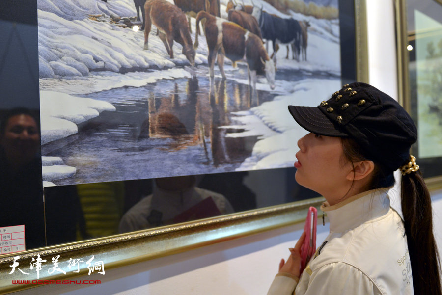 “全国第六届钢笔画展”11月1日在天津财经大学艺术馆开幕，图为画展现场。 