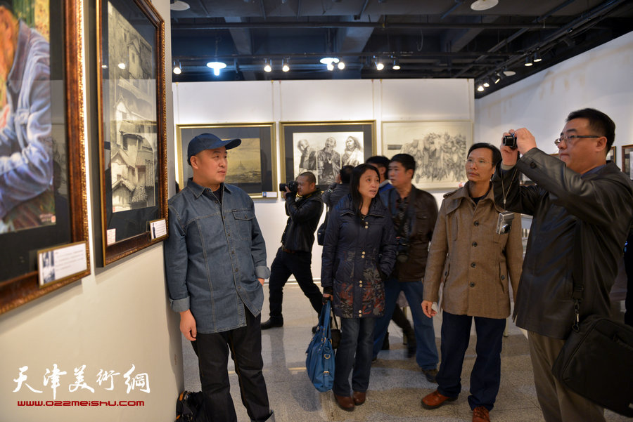 “全国第六届钢笔画展”11月1日在天津财经大学艺术馆开幕，图为画展现场。 