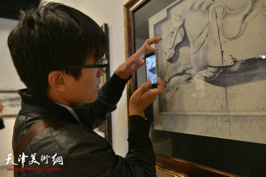“全国第六届钢笔画展”11月1日在天津财经大学艺术馆开幕，图为画展现场。 