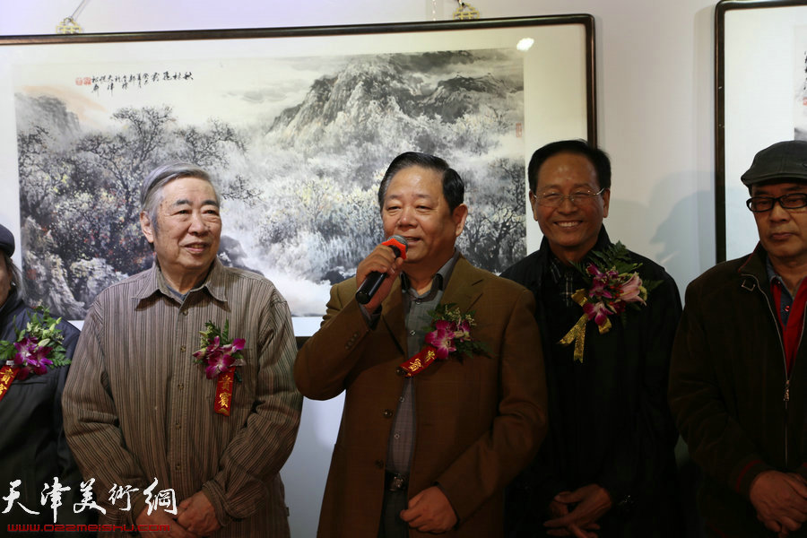 溪山风骨—郭金标山水画展11月1日在鸿德艺术馆举办，图为河北区政协主席崔志勇致辞。