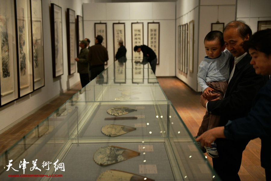 “守望经典”书画精品大展应邀再度延期，图为画展现场。