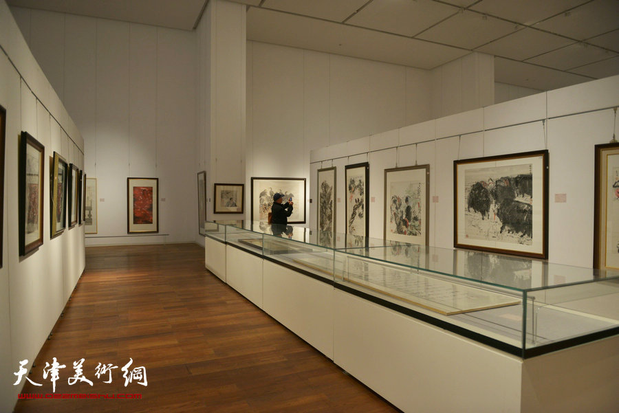 “守望经典”书画精品大展应邀再度延期，图为画展现场。 