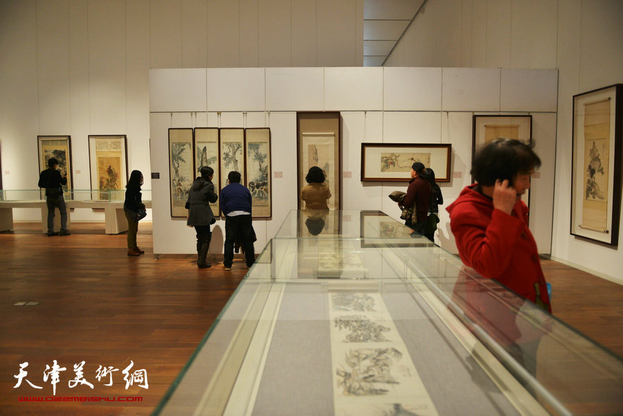 “守望经典”书画精品大展应邀再度延期，图为画展现场。 