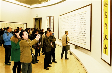 现场展出的百余件书法、国画新作,体式多样、精美绝伦,吸引观众目光。