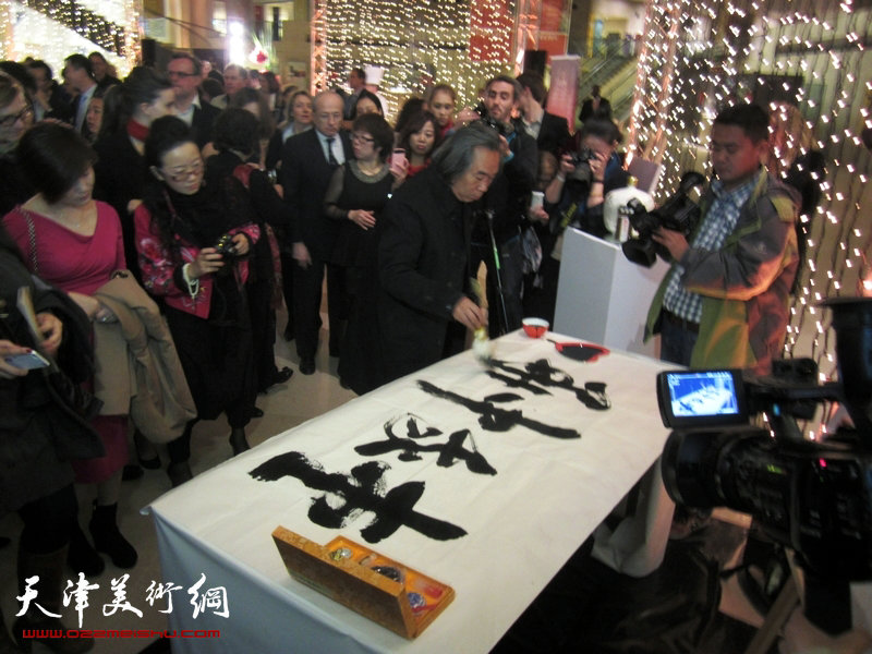 天津著名画家霍春阳精品展亮相巴黎卢浮宫，图为霍春阳现场挥毫泼墨 