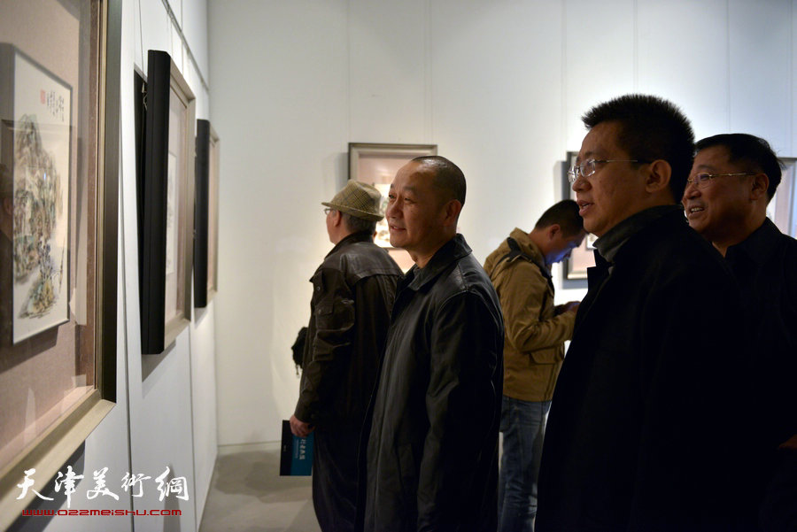 《行者无疆——中国当代水墨名家邀请展》11月5日在天津美术馆开幕。图为李毅峰、刘泉义等在观看展览。