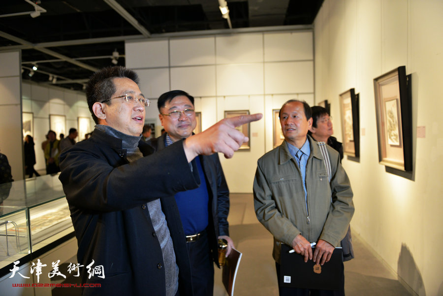 《行者无疆——中国当代水墨名家邀请展》11月5日在天津美术馆开幕。图为李毅峰陪同嘉宾在观看展览。