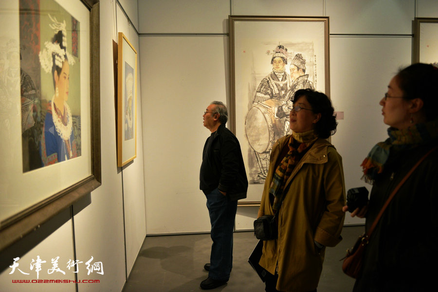 《行者无疆——中国当代水墨名家邀请展》11月5日在天津美术馆开幕。图为赵国经、王美芳在观看展览。