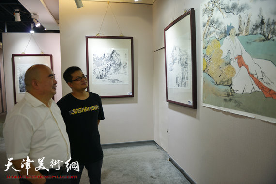 闫勇与导师尹沧海在画展上