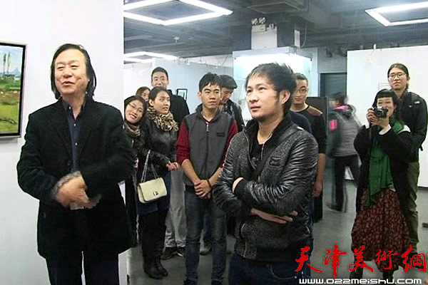 天津美院新媒体学院院长李志强与第一届天津国际青年美术周参展画家们交流。