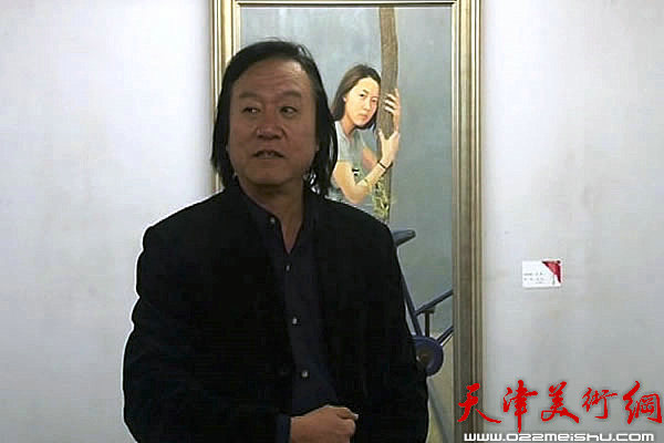 天津美院新媒体学院院长李志强与第一届天津国际青年美术周参展画家们交流。