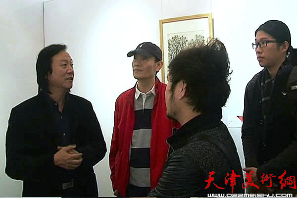 天津美院新媒体学院院长李志强与第一届天津国际青年美术周参展画家们交流。