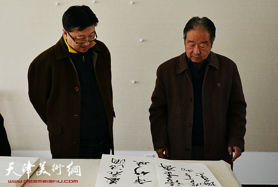 书法家吕立(左)与天津书协副主席况瑞峰切磋书艺。