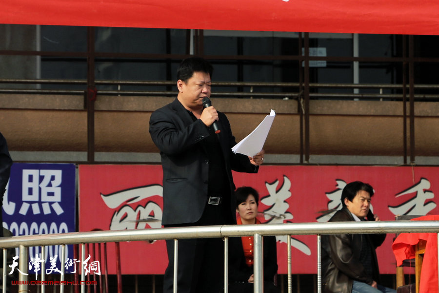 天津市老年书画研究会宁河县分会成立，图为办公室主任林枫宣读研究会章程