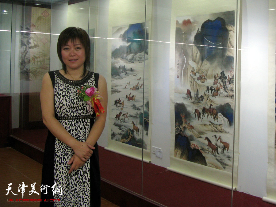 邢立宏、李澜中国画展在东莞艺展中心展出，图为李澜在画展现场。