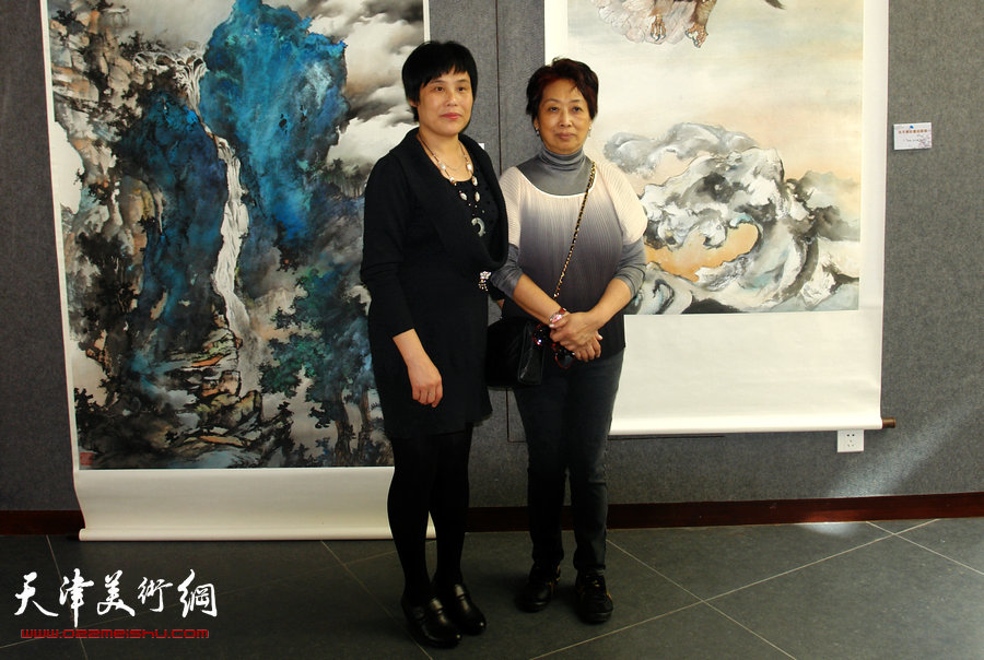 著名岭南派女画家陈音兰赴开平出席老师伍月柳画展，图为陈音兰与老师伍月柳在画展上。
