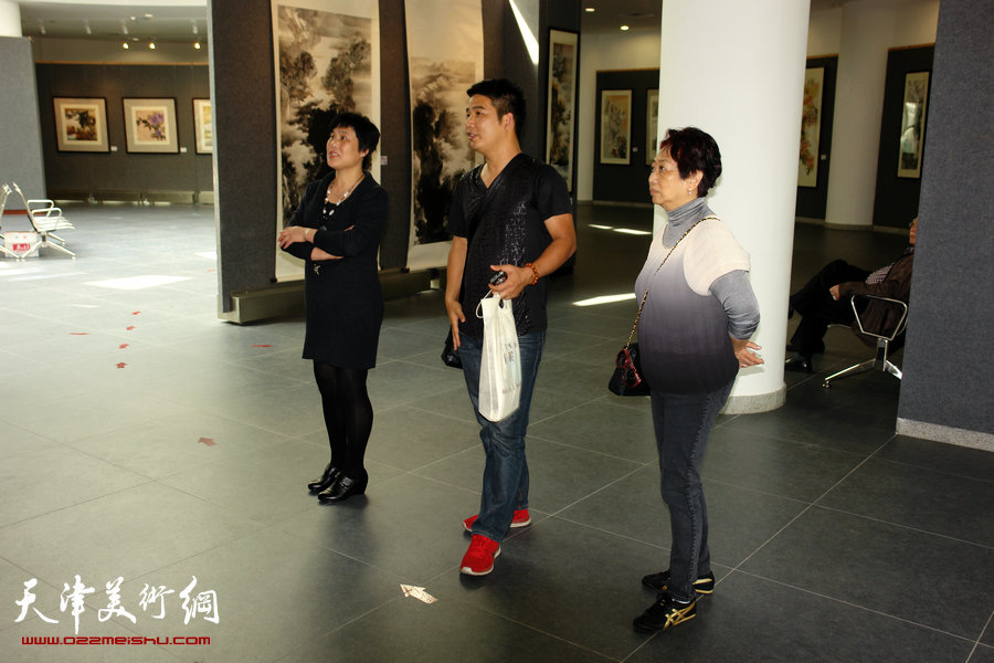 著名岭南派女画家陈音兰赴开平出席老师伍月柳画展，图为陈音兰与老师伍月柳等在画展上。
