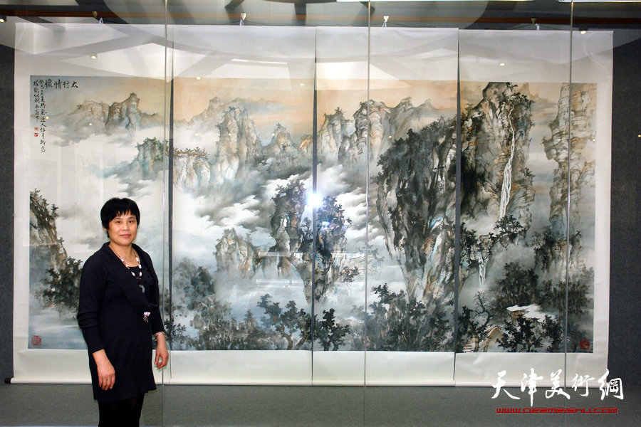 著名岭南派女画家陈音兰赴开平出席老师伍月柳画展，图为陈音兰在“伍月柳彩墨回顾展”上。
