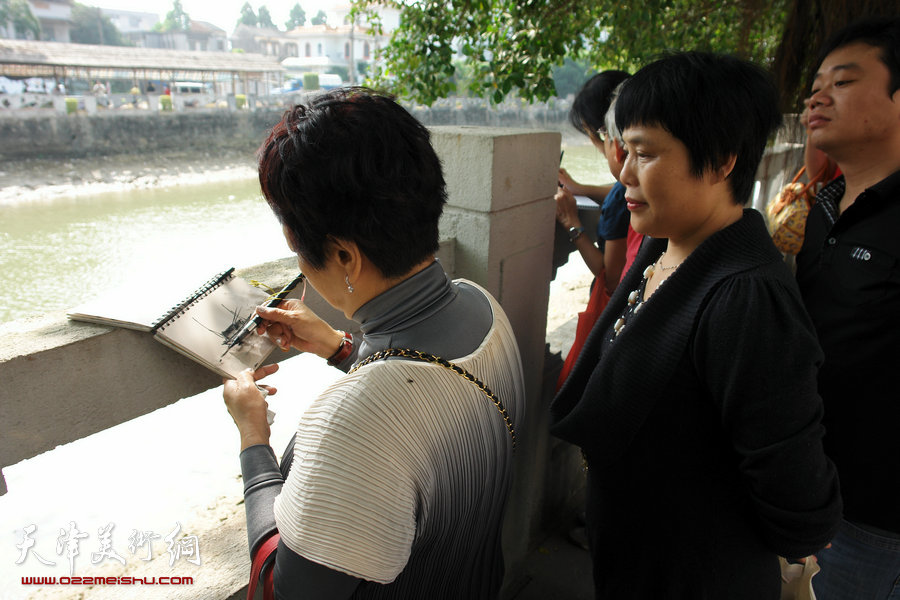 著名岭南派女画家陈音兰赴开平出席老师伍月柳画展，图为和赵伍月柳老师在一起写生