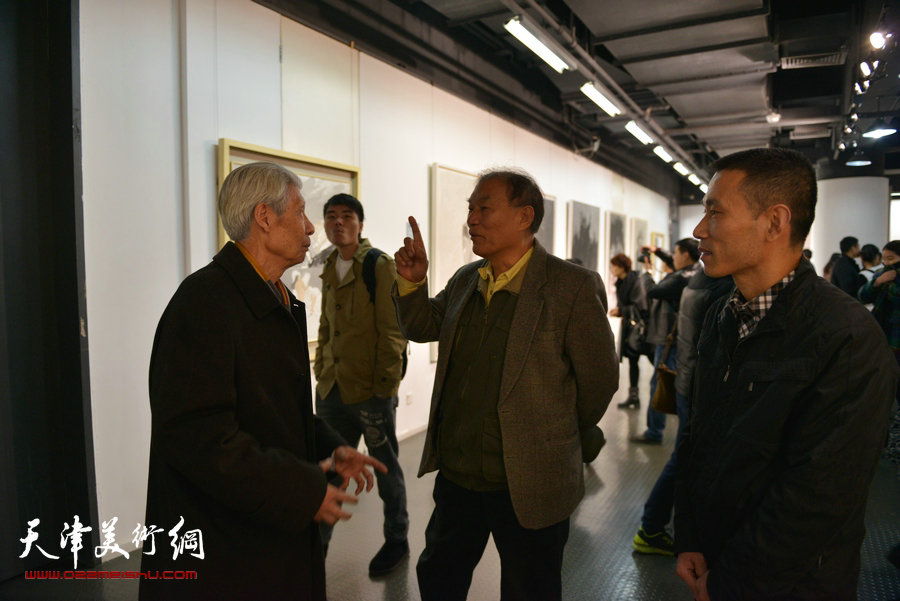 风晴·师范—天津美院国画系青年教师作品展开幕，图为杨德树、何延喆、段为民在展览现场。