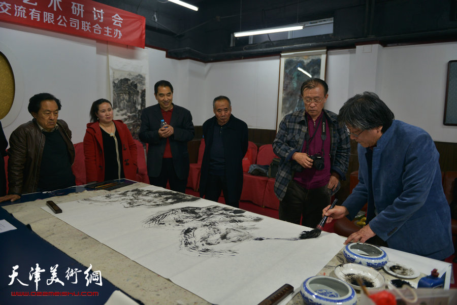 “白庚延山水画艺术研讨会”15日在蓝海大厦举行，图为研讨会后书画交流现场。